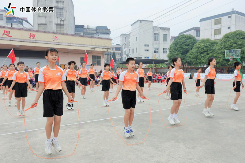 學(xué)生活力跳繩表演。廣西體彩供圖