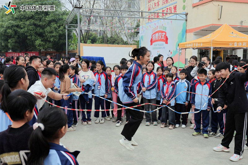 同學(xué)們熱情投入到跳繩比賽中。廣西體彩供圖