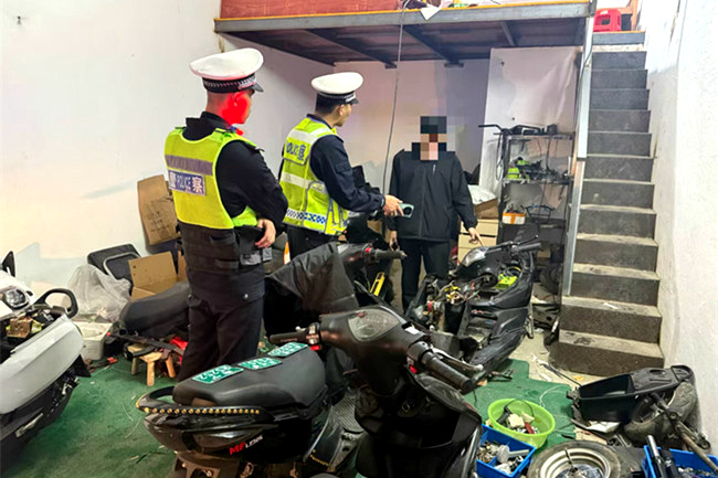 現(xiàn)場查獲電動車非法改裝窩點。禤燕妮攝