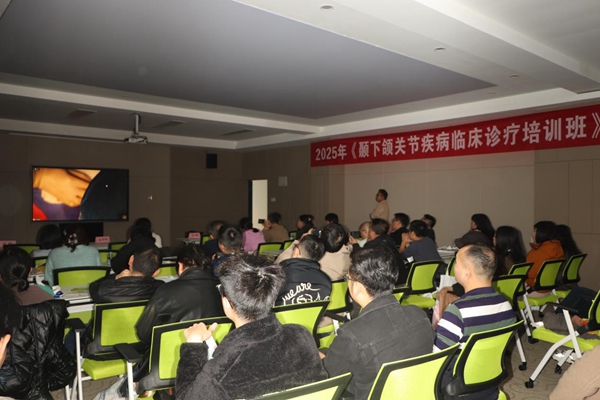 學(xué)員觀看手術(shù)直播。林清蕓攝