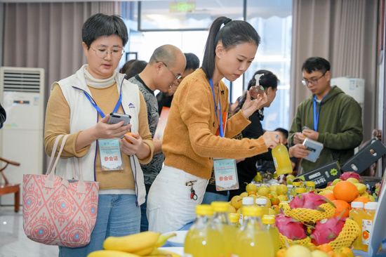 嘉賓品嘗水果。自治區(qū)水果技術(shù)指導(dǎo)站供圖