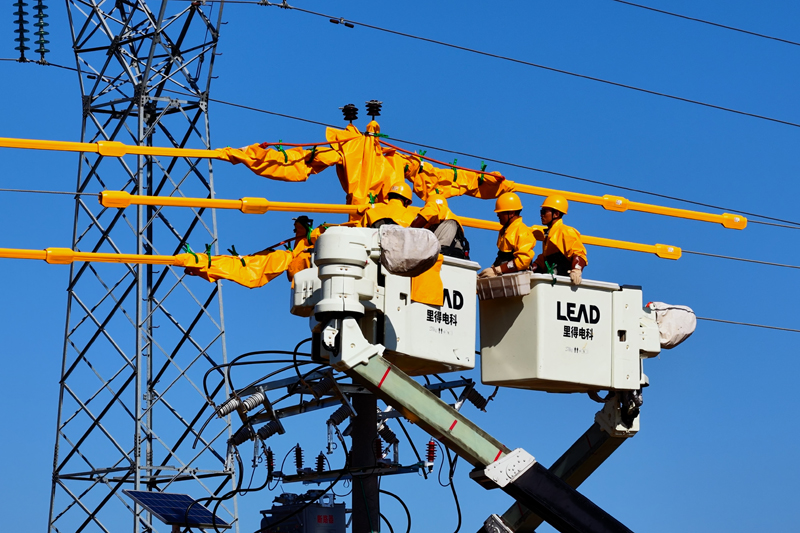 11月26日，荔浦供電局青山供電所全面完成2025年度自動(dòng)化開關(guān)補(bǔ)短板攻堅(jiān)任務(wù)。荔浦供電局供圖