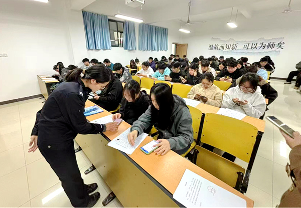 民警指導(dǎo)學(xué)生們通過手機(jī)完成信息填報(bào)。