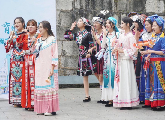 桂林學(xué)院學(xué)生表演彩調(diào)劇《劉三姐》。廖律攝