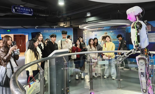 東盟留學生代表參觀智能世界展廳。南寧市科技館供圖