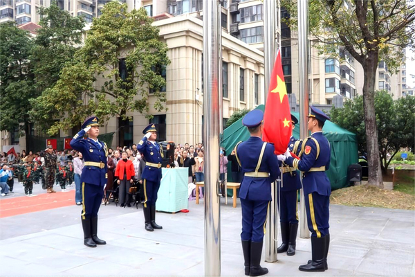 曾服役于天安門國旗護(hù)衛(wèi)隊(duì)隊(duì)員到園舉行升旗儀式。廣西幼師供圖