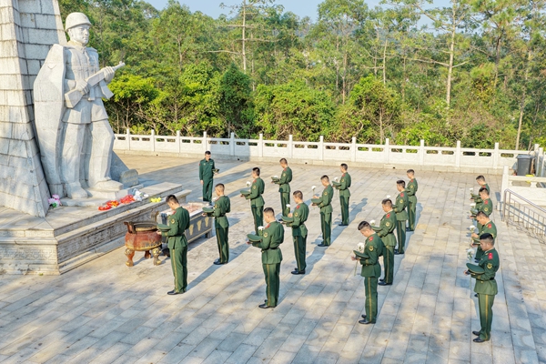 官兵們在革命烈士紀(jì)念碑前集體默哀?？追矟蓴z