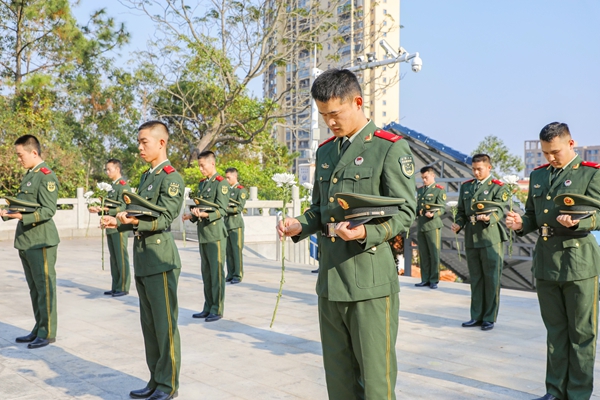 官兵們?cè)诟锩沂考o(jì)念碑前集體默哀。孔凡澤攝