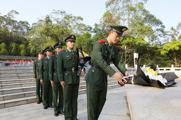 官兵們向革命烈士紀念碑敬獻花束。孔凡澤攝