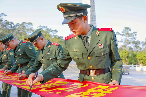 官兵們在活動標(biāo)語橫幅上簽字。劉俊暉攝