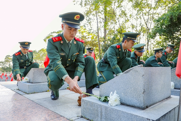  官兵們在革命烈士墓碑敬獻花束。劉俊暉攝
