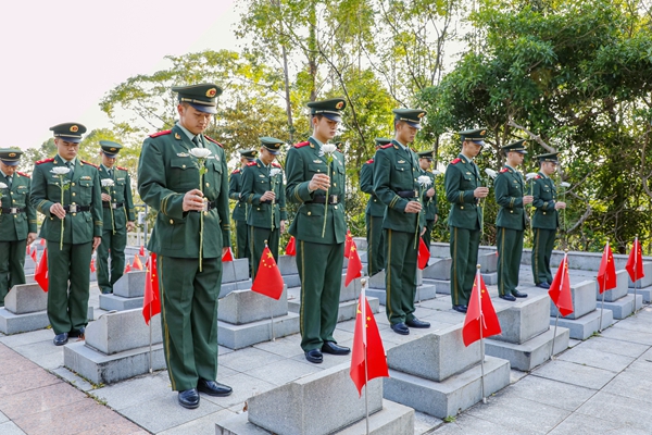 官兵們?cè)诟锩沂磕贡凹w默哀。劉俊暉攝