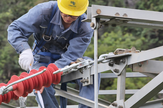 近日，南方電網(wǎng)廣西賀州供電局順利完成220千伏道黃牽線融冰改造工程。鐘春云攝