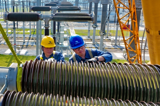 近日，南方電網(wǎng)廣西南寧供電局500千伏邕州變電站，變電一所技術人員正在對變電站設備進行檢修。馬華斌攝