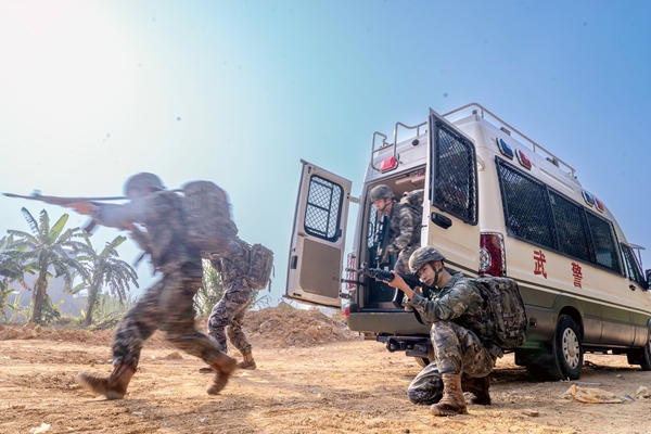 武警官兵按照預(yù)案迅速展開行動。