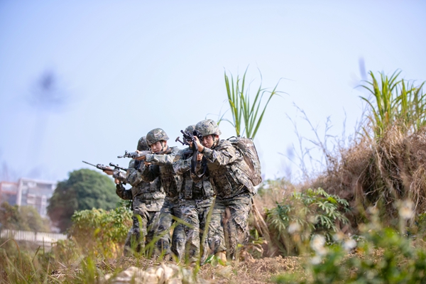 武警官兵對陌生地域展開搜索。