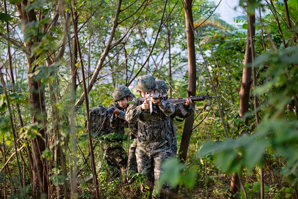 武警官兵開展山林地捕殲演練。