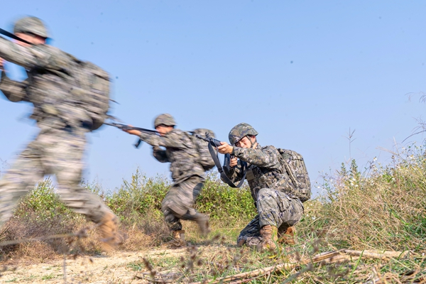武警官兵向目標(biāo)區(qū)域快速突進。