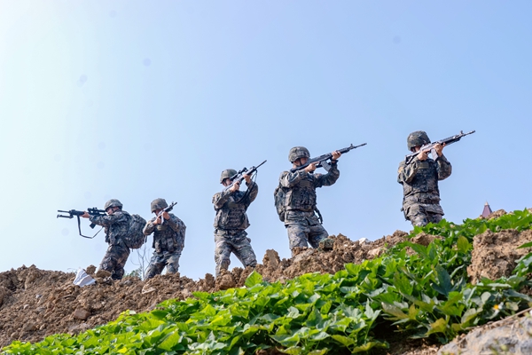 武警官兵進行班組戰(zhàn)術(shù)協(xié)同。