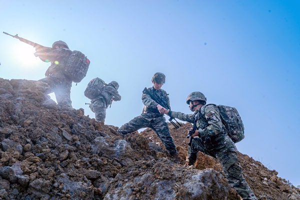 武警官兵迅速搶占制高點。