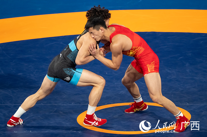 廣西隊選手曹利國（右）在決賽中沉著應(yīng)對強烈攻勢。人民網(wǎng) 雷琦竣攝