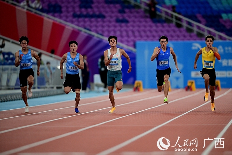 曾克理（左三）在比賽中。人民網(wǎng) 雷琦竣攝