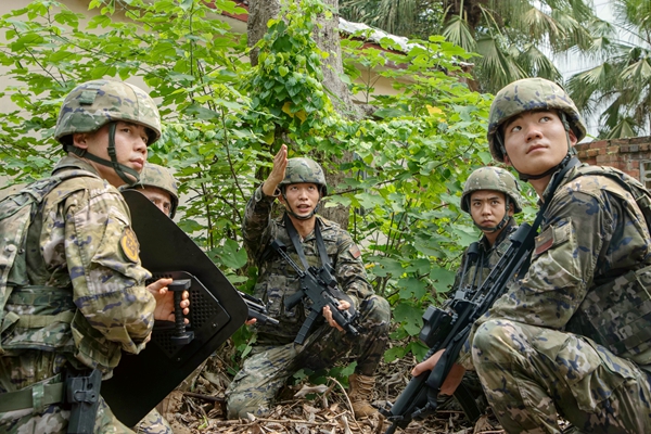 武警指揮員進(jìn)行戰(zhàn)術(shù)安排。