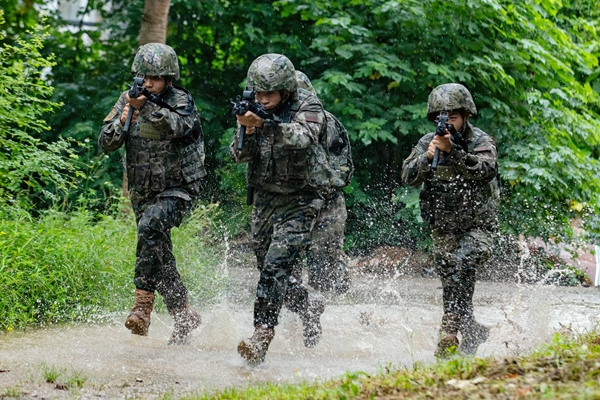 武警官兵雨中追擊目標(biāo)。