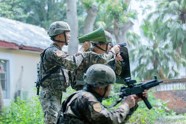 武警官兵進(jìn)行心理攻勢。