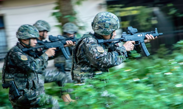 武警官兵快速追擊目標。