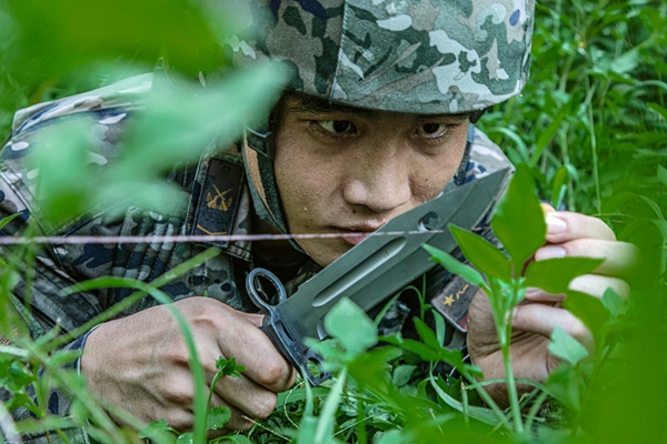 武警官兵在排除絆雷。