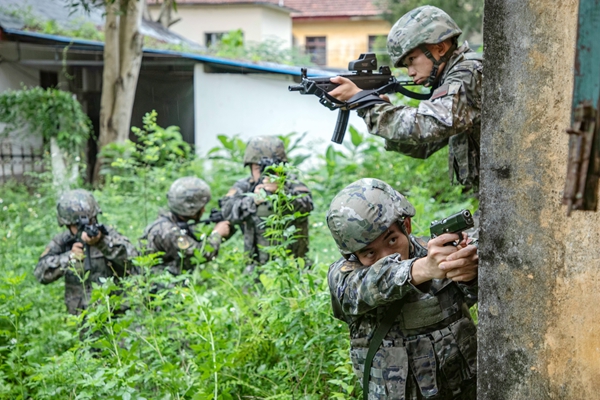 武警官兵利用斷墻隱蔽接近。