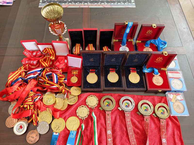 黃夢萍獲得的乒乓球大小比賽獎牌。李俊懋攝