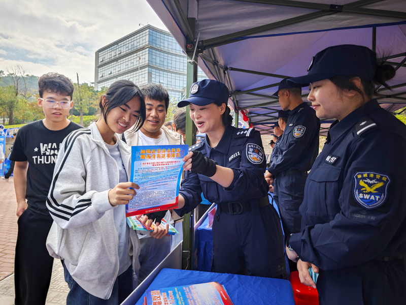 民警現(xiàn)場講解反恐怖、防偷渡知識。