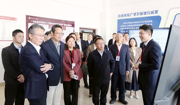 領(lǐng)導(dǎo)嘉賓參觀產(chǎn)業(yè)學(xué)院。