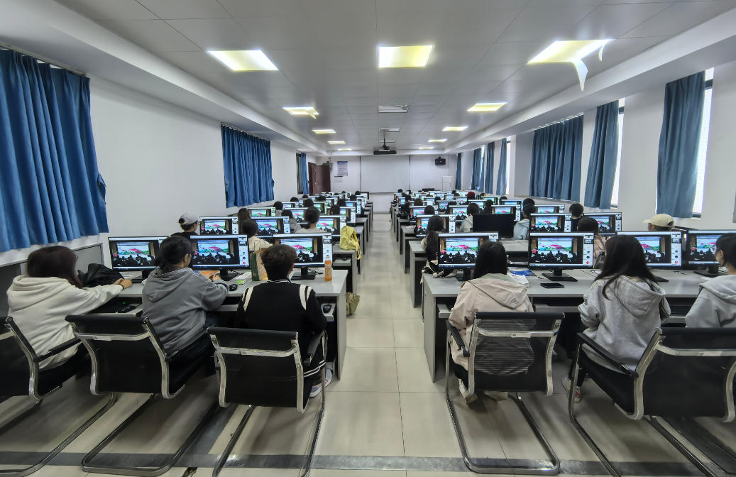 廣西金融職業(yè)技術(shù)學(xué)院組織線上觀看。廣西金融職業(yè)技術(shù)學(xué)院供圖
