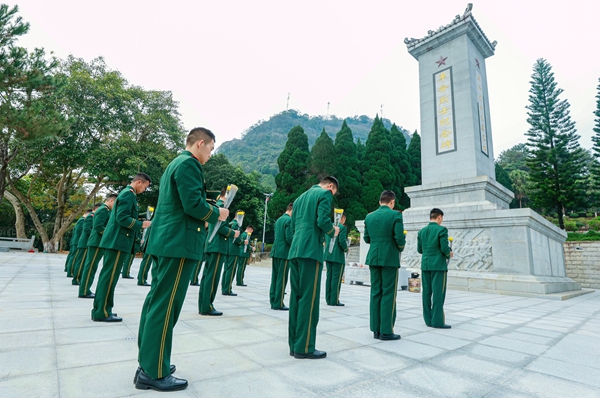 武警官兵垂首默哀。唐明洋攝