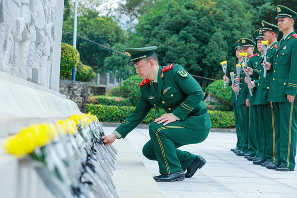 武警官兵敬獻(xiàn)鮮花。唐明洋攝