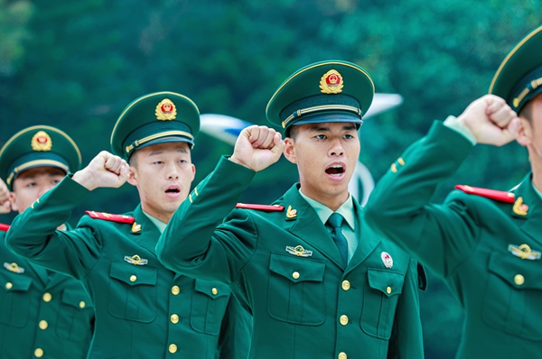 武警官兵莊嚴(yán)宣誓。唐明洋攝