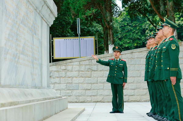 武警官兵回顧革命歷史。唐明洋攝