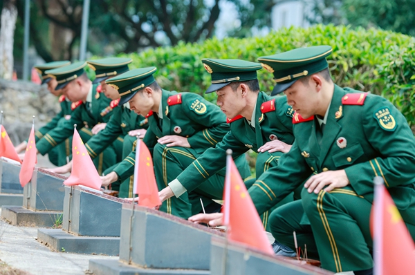 武警官兵瞻仰革命烈士事跡。唐明洋攝