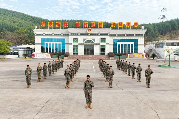 全體官兵默哀悼念。穆萬(wàn)瓊攝