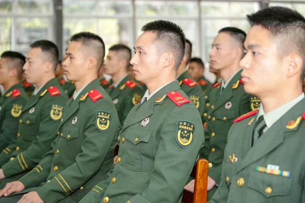 官兵端坐靜聽(tīng)。賴治華攝