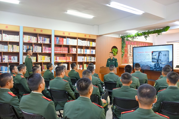 官兵講解史實(shí)。陳耀攝