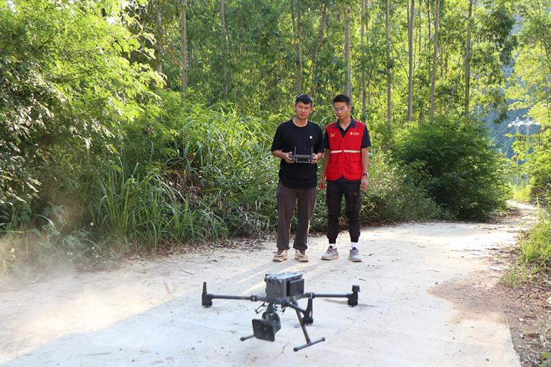 5G網(wǎng)聯(lián)無(wú)人機(jī)打造森林防火“天空之眼”。唐文蔚攝