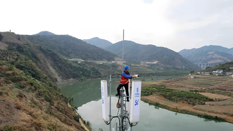 中國(guó)移動(dòng)廣西公司智能攝像頭全天候、全地形、無(wú)盲區(qū)監(jiān)測(cè)，實(shí)現(xiàn)應(yīng)急防護(hù)秒發(fā)現(xiàn)秒預(yù)警秒響應(yīng)。何玉堂攝