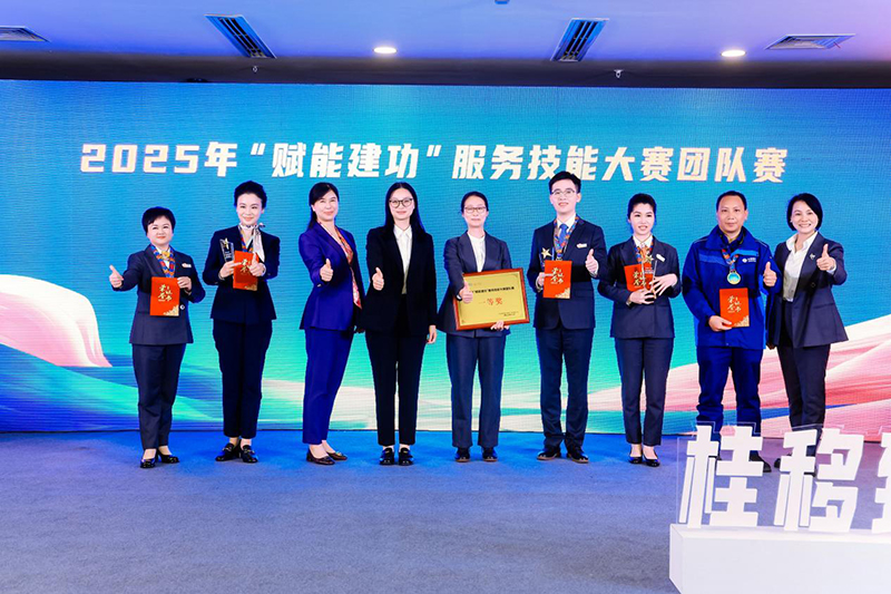 中國移動(dòng)廣西公司董事、副總經(jīng)理章敏為獲獎(jiǎng)選手頒獎(jiǎng)。中國移動(dòng)廣西公司供圖