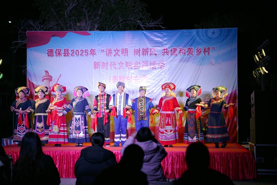 快板說唱《文明鄉(xiāng)村唱新風(fēng)》，倡導(dǎo)文明新風(fēng)。黃麗電攝