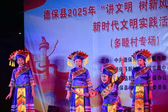 壯劇《贊德?！繁硌?，盡顯壯鄉(xiāng)風(fēng)情與德保魅力。黃琪攝