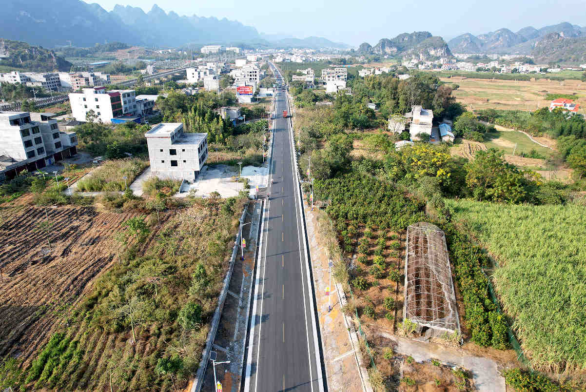 修復后的國道210線馬山馬鹿至立星段路面。梁浩龍攝